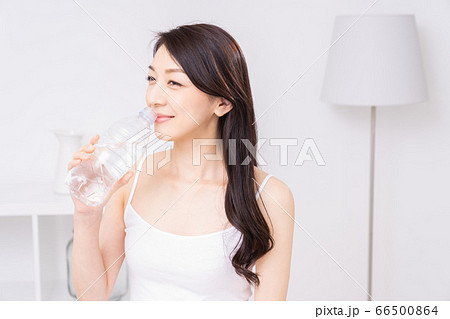 水を飲む女性 ペットボトル 水を飲む女性 ペットボトル 66500864