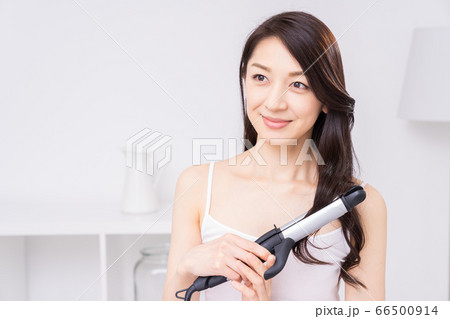 髪をセットする女性の写真素材 髪をセットする女性の写真素材