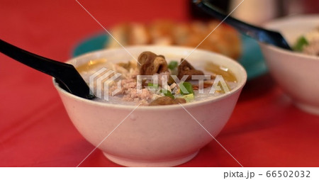 朝ごはんに食べる一杯の中国風粥 66502032