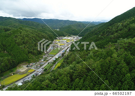 山間の集落を空撮 山間の集落を空撮 66502197