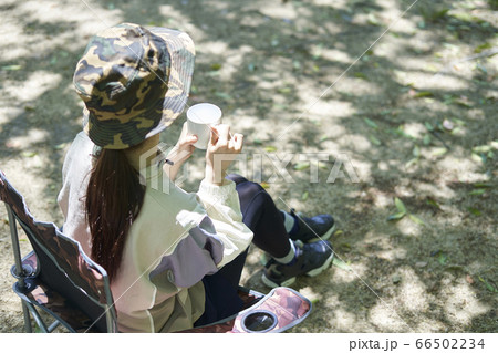 一人キャンプを楽しむ若い日本人女性の写真素材 66502234 Pixta
