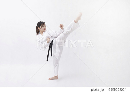 道着を着た若い日本人女性 66502304