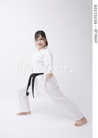 道着を着た若い日本人女性 66502308