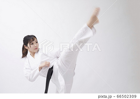 道着を着た若い日本人女性 66502309