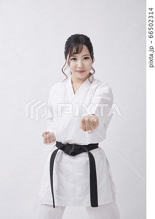 道着を着た若い日本人女性 道着を着た若い日本人女性 66502314