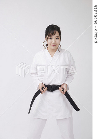 道着を着た若い日本人女性 66502316