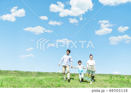 家族、青空、散歩 家族、青空、散歩 66503116
