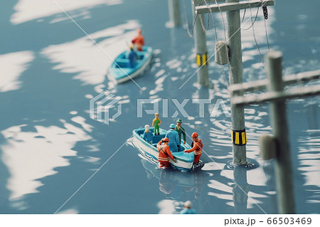 水害にあった街と救命ボートで救助活動をするジオラマの風景 66503469