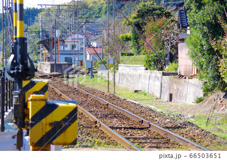 宍道湖沿線を走る一畑電車の線路とレトロな駅のホームが見える長閑な風景 … 島根県 松江市(晴れ) 宍道湖沿線を走る一畑電車の線路とレトロな駅のホームが見える長閑な風景 … 島根県 松江市(晴れ) 66503651