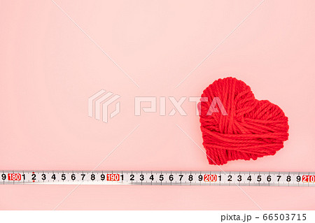 赤いハートとメジャー、ソーシャルディスタンスのイメージ 66503715