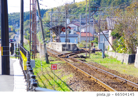 宍道湖沿線を走る一畑電車の線路とレトロな駅のホームが見える長閑な風景 … 島根県 松江市(晴れ) 宍道湖沿線を走る一畑電車の線路とレトロな駅のホームが見える長閑な風景 … 島根県 松江市(晴れ) 66504145