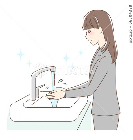 水道水で手を洗う女性 66504329