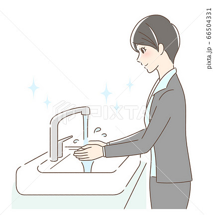 水道水で手を洗う女性 66504331