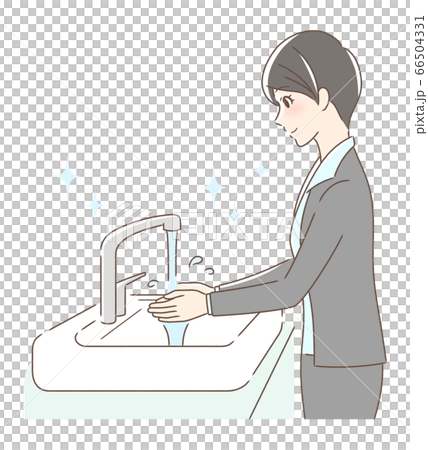 水道水で手を洗う女性 66504331
