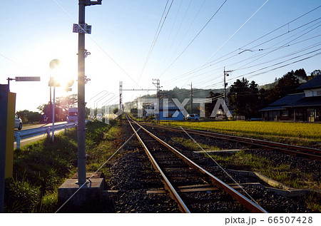 宍道湖沿線の国道と一畑電車の線路が並走する快晴の夕景 … 島根県 松江市(快晴) 宍道湖沿線の国道と一畑電車の線路が並走する快晴の夕景 … 島根県 松江市(快晴) 66507428