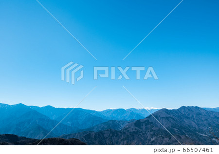 身延山山頂、北側展望台から眺める南アルプスの山岳風景（山梨県南巨摩郡身延町） 66507461