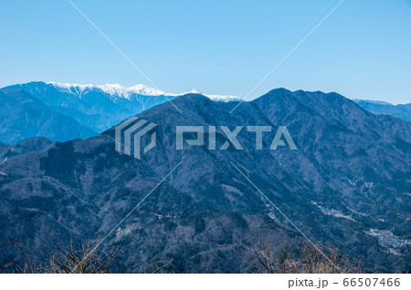 身延山山頂、北側展望台から眺める南アルプスの山岳風景（山梨県南巨摩郡身延町） 66507466