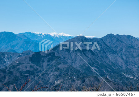 身延山山頂、北側展望台から眺める南アルプスの山岳風景（山梨県南巨摩郡身延町） 66507467