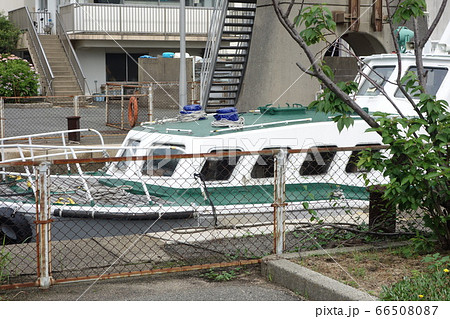 下関水門(パナマ式運河)漁港から船が通過中-12 66508087