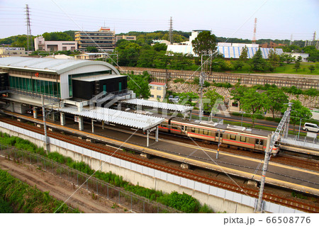 南大高駅を発車する電車 66508776