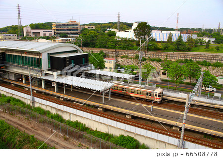 南大高駅を発車する電車 66508778