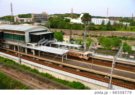 南大高駅を発車する電車 66508779