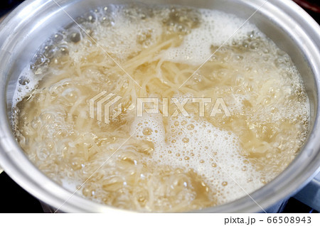 パスタを茹でる パスタを茹でる 66508943