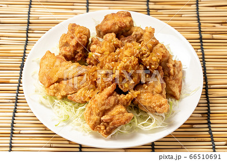 油淋鶏。鶏の唐揚げ、ねぎ醤油たれ。 油淋鶏。鶏の唐揚げ、ねぎ醤油たれ。 66510691