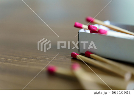 木製のテーブルの上に置かれたマッチとマッチ 66510932