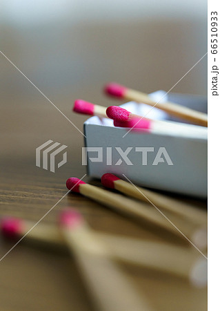 木製のテーブルの上に置かれたマッチとマッチ 木製のテーブルの上に置かれたマッチとマッチ 66510933
