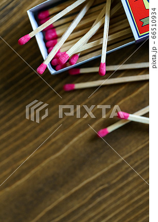 木製のテーブルの上に置かれたマッチとマッチ 木製のテーブルの上に置かれたマッチとマッチ 66510934