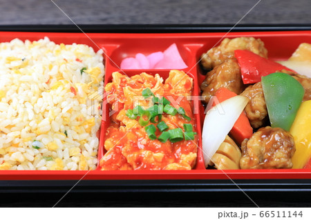 美味しい酢豚と炒飯の中華弁当 美味しい酢豚と炒飯の中華弁当 66511144