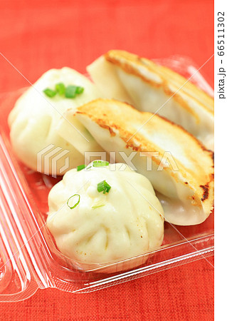 お惣菜の餃子と小龍包 66511302