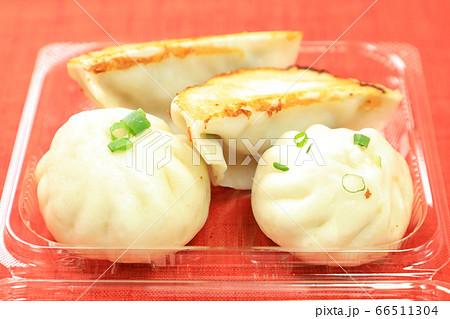 お惣菜の餃子と小龍包 66511304