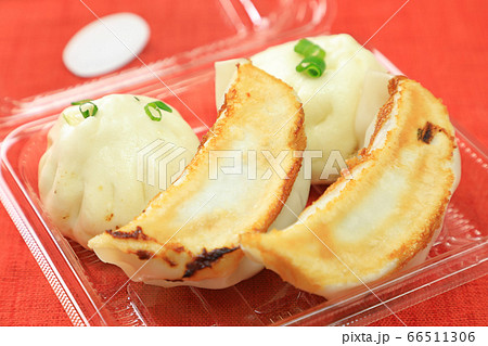 お惣菜の餃子と小龍包 お惣菜の餃子と小龍包 66511306
