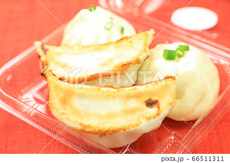 お惣菜の餃子と小龍包 66511311