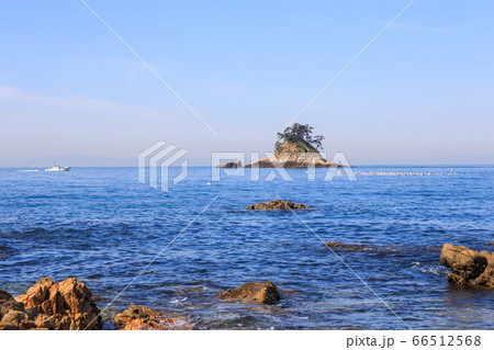 朝の鯨浜(くじはま)から見た松島 愛知県篠島 朝の鯨浜(くじはま)から見た松島 愛知県篠島 66512568