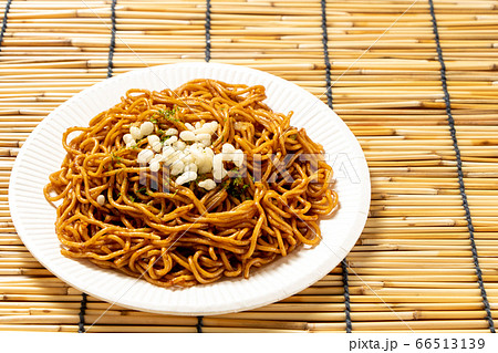 紙皿に盛られたソース焼きそば 夏祭りの屋台メニューイメージ の写真素材