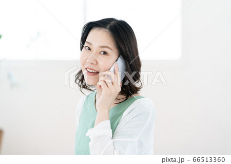 スマホで通話するミドル女性【リビング】 スマホで通話するミドル女性【リビング】 66513360