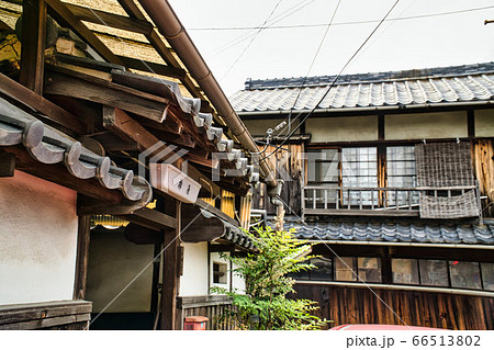 懐かしい風景 廃銭湯と古民家 岡山県岡山市東区の写真素材