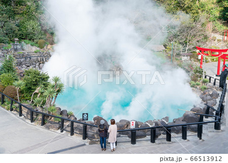 女子旅で地獄めぐりを楽しむ女性と友達 【1月】【撮影協力 海地獄】 66513912