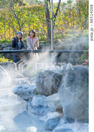 女子旅で地獄めぐりを楽しむ女性と友達 1月 撮影協力 鬼石坊主地獄 の写真素材