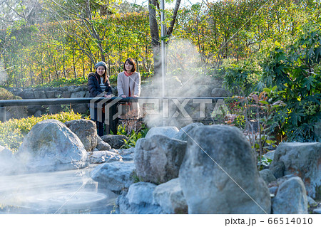 女子旅で地獄めぐりを楽しむ女性と友達 【1月】【撮影協力 鬼石坊主地獄】 66514010