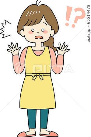 驚くエプロン姿の主婦（全身） 66514478