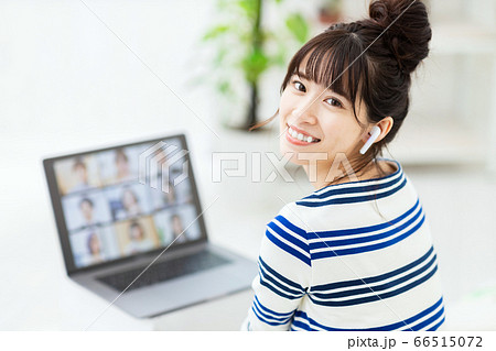 オンライン　パソコン　ミーティング 66515072