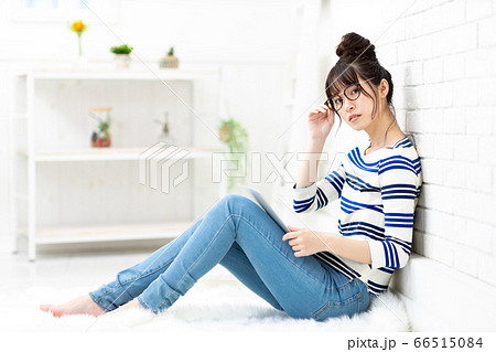 女性　私服　リラックス 66515084