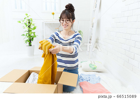 使わなくなった服をネットで売る準備をする女性 使わなくなった服をネットで売る準備をする女性 66515089