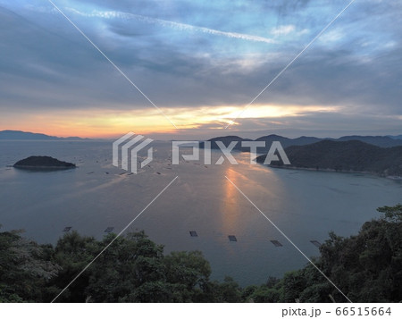 万葉岬から見る曇天の日の夕景 66515664