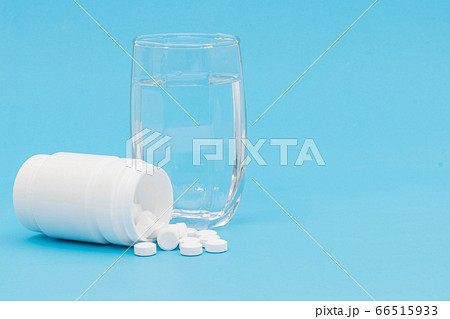 Tablet paracetamol the medical on a blue background Tablet paracetamol the medical on a blue background 66515933