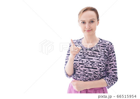 大激怒をする私服を着た若い女性 66515954